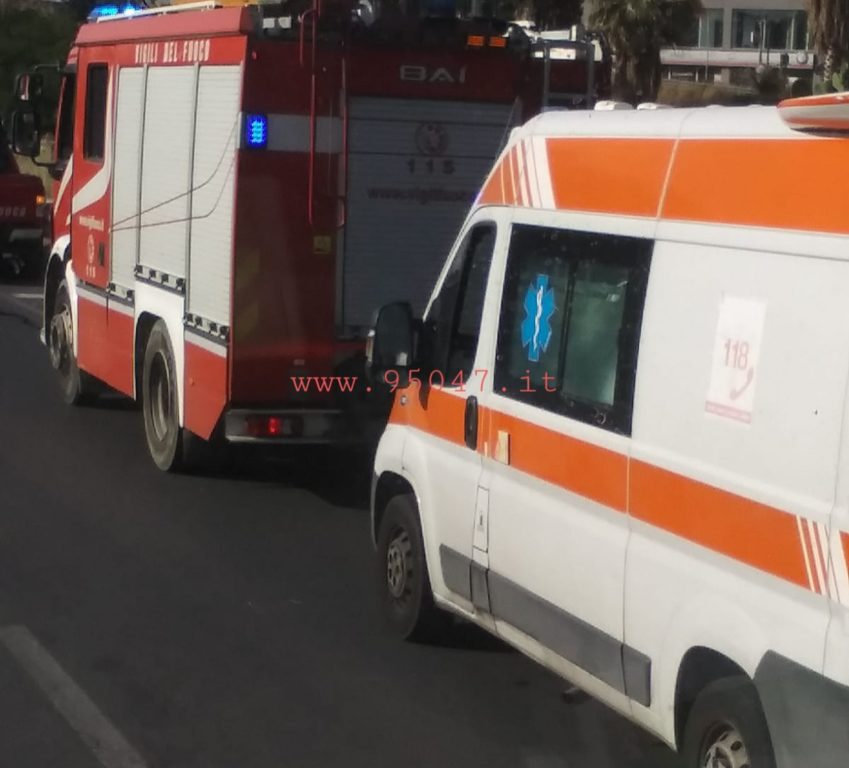 AUTO CONTRO GUARDRAIL SULLA SS121 NELLO SVINCOLO MISTERBIANCO, SOCCORSI SUL POSTO