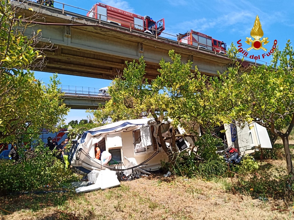 AUTO GIÙ DAL VIADOTTO SULL'A20, LA VITTIMA È UN 36ENNE ORIGINARIO DI CATANIA