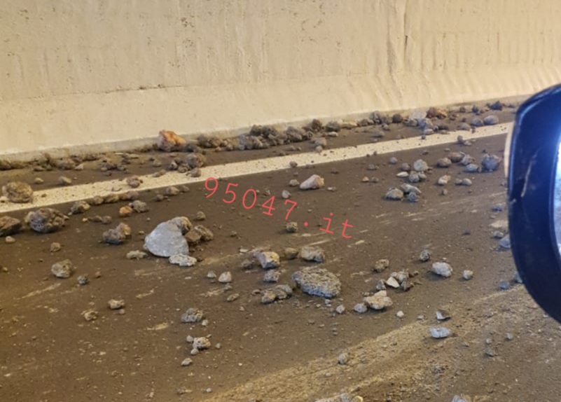 TIR PERDE CARICO DI PETRE LUNGO LA CATANIA SIRACUSA, TRATTO CHIUSO E DECINE DI AUTO CON LE GOMME BUCATE