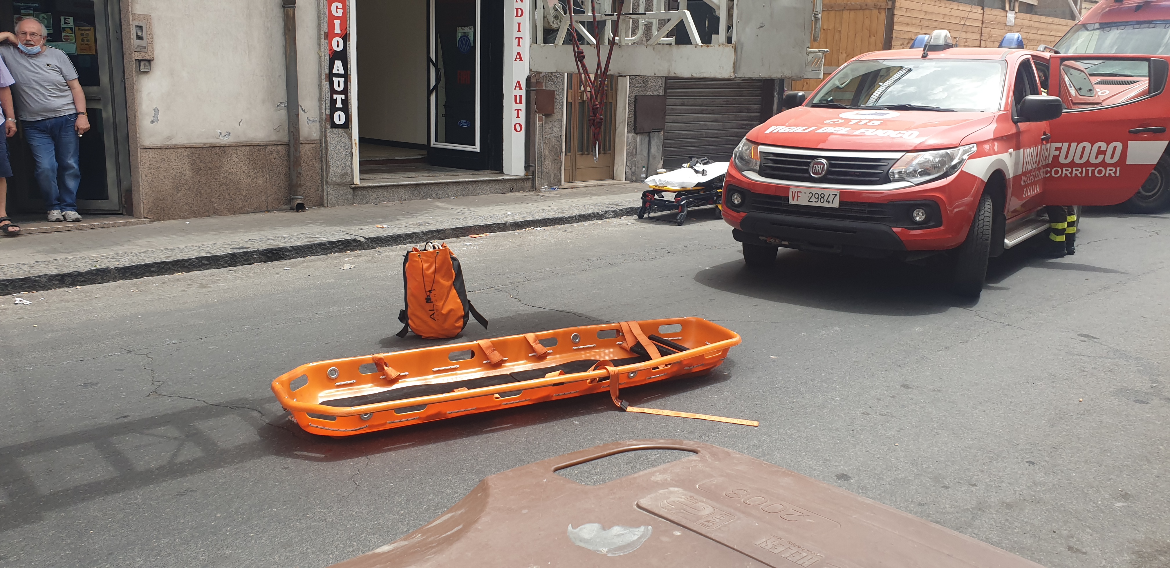 PATERNO': SI SENTE MALE IN CASA, SALVATA DAI VIGILI DEL FUOCO