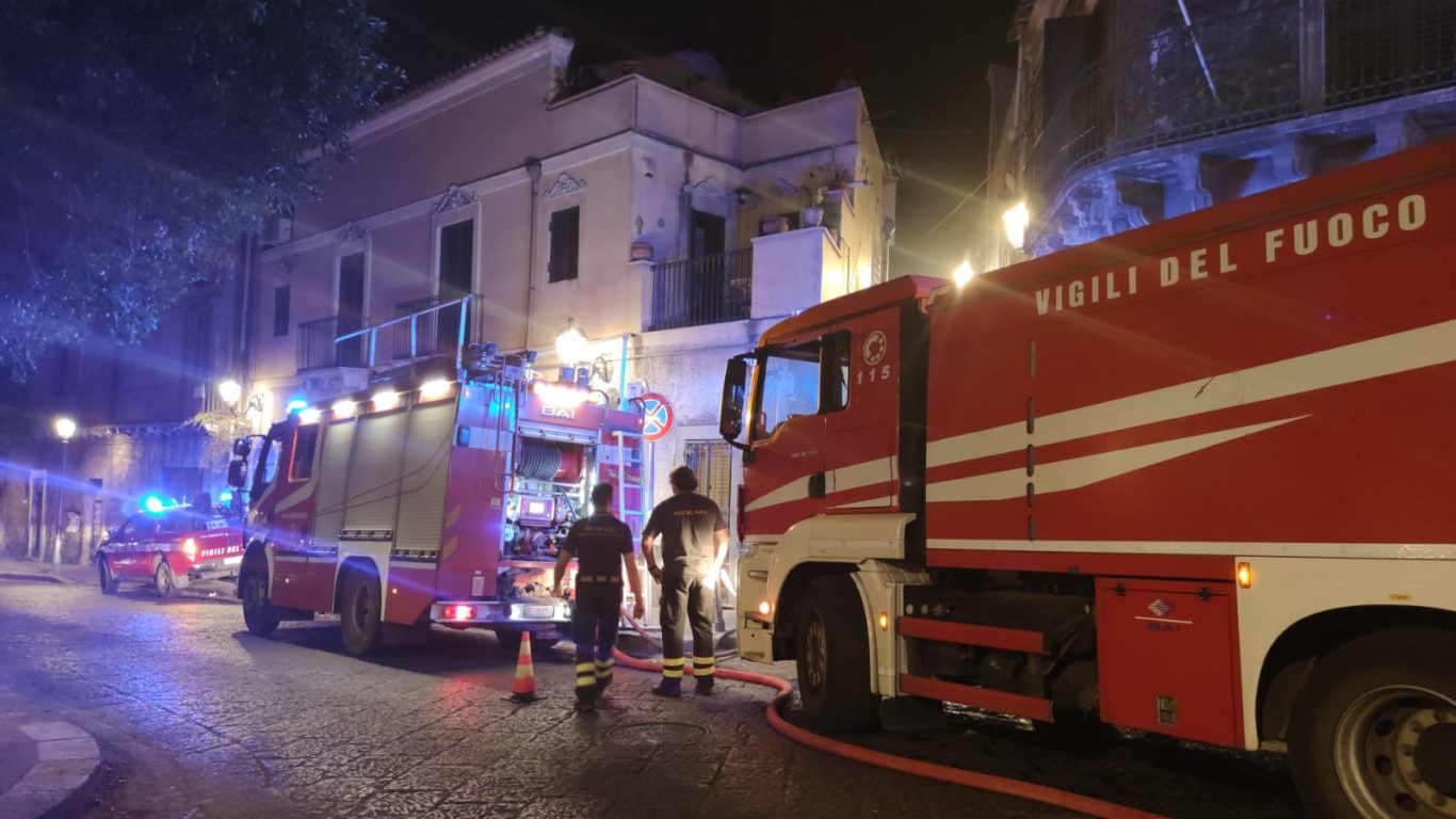 INCENDIO IN UN GARAGE A PATERNO' IERI SERA