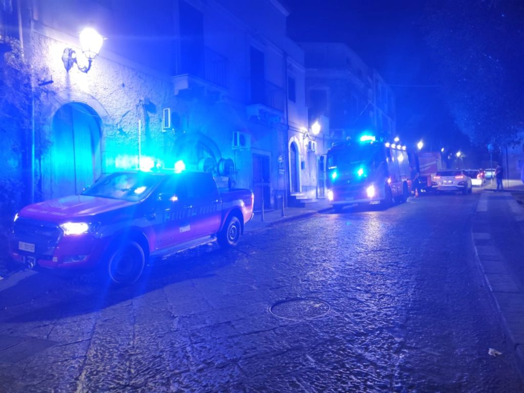 INCENDIO IN UN GARAGE A PATERNO' IERI SERA