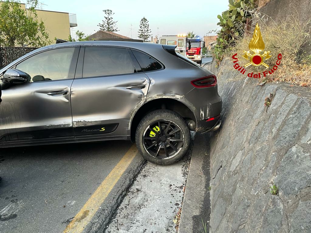 INCIDENTE STRADALE SULLA SS114 TRA ACITREZZA ED ACIREALE NELLA NOTTE, 6 FERITI