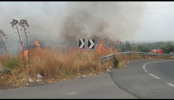 INCENDIO DI STERPAGLIE A RIDOSSO DELLA CARREGGIATA SULLA SS121: DISAGI