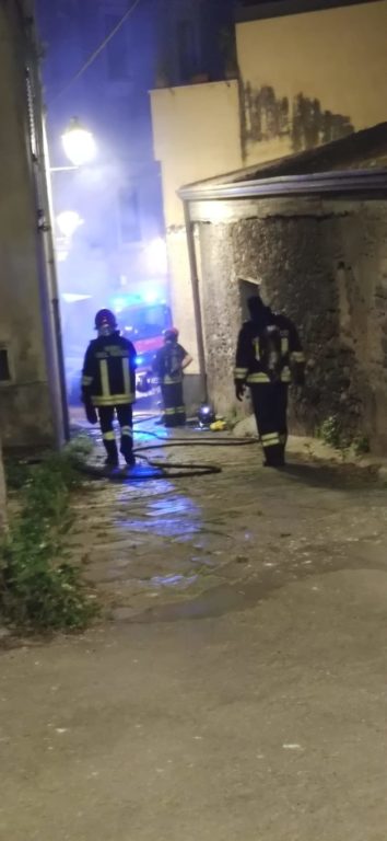 INCENDIO IN UN GARAGE A PATERNO' IERI SERA