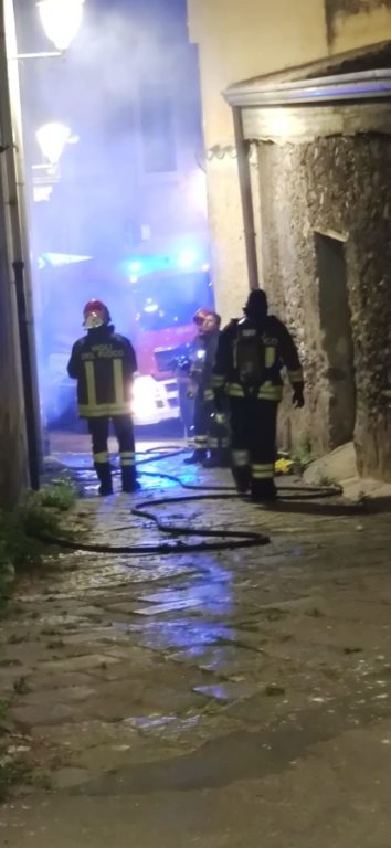 INCENDIO IN UN GARAGE A PATERNO' IERI SERA