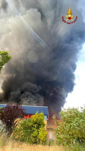 DEPOSITO DI PLASTICA IN FIAMME, UNA NUBE TOSSICA MINACCIA I COMUNI DELL’ALCANTARA