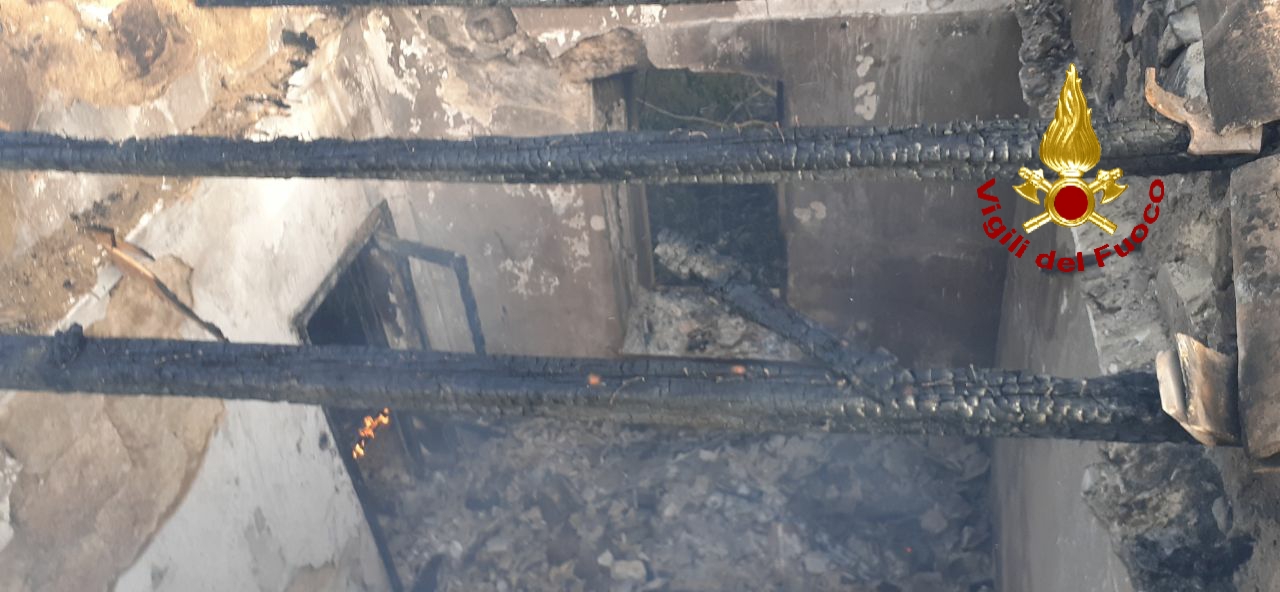 CALDO E ROGHI IN PROVINCIA DI CATANIA: IERI OLTRE 70 INTERVENTI DEI VIGILI DEL FUOCO