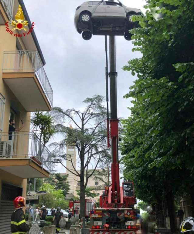 GENOVA, PERDE IL CONTROLLO DELL’AUTO E FINISCE NEL GIARDINO DI UN CONDOMINIO, ILLESO