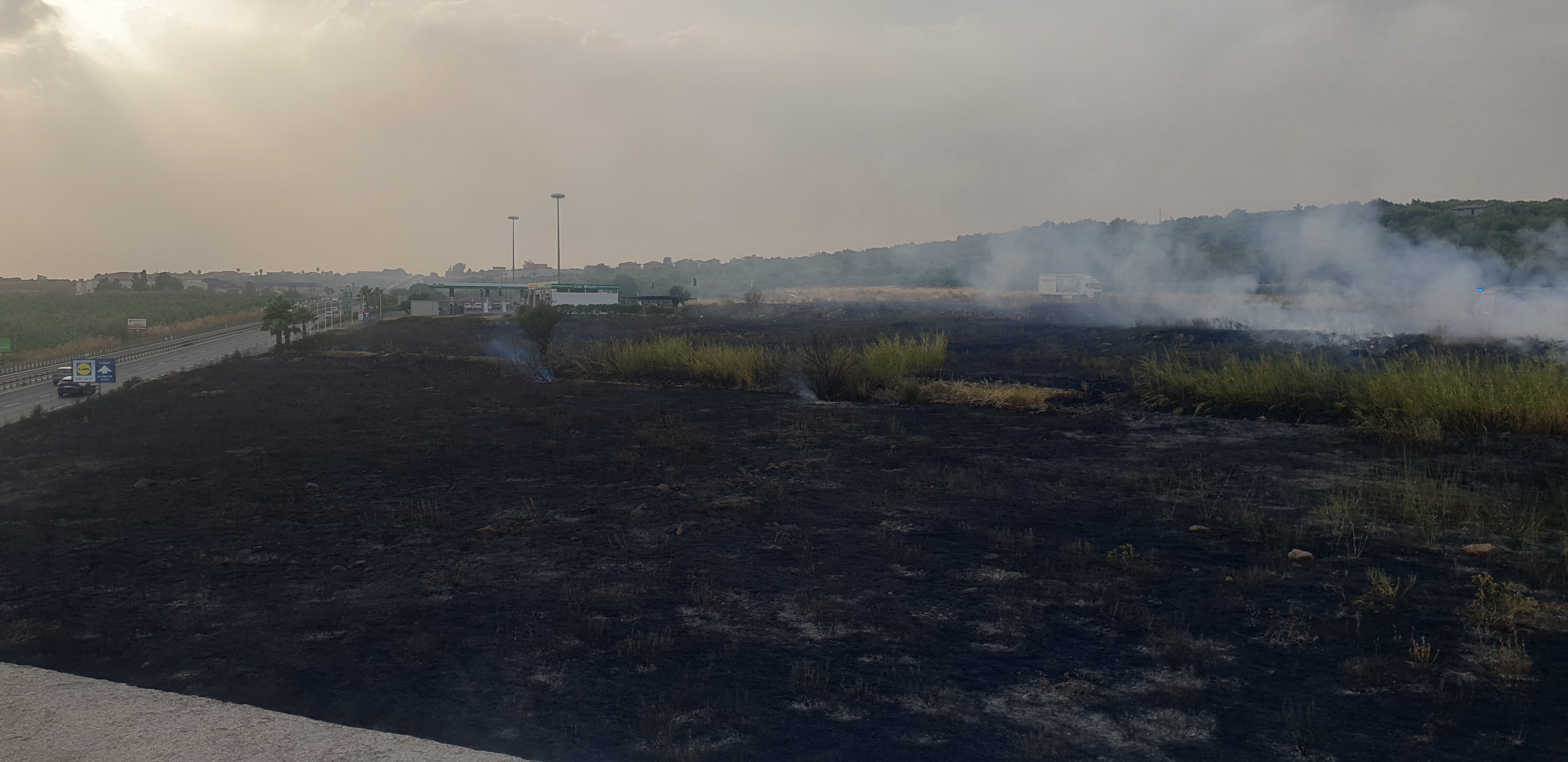 VASTO INCENDIO STERPAGLIE A RIDOSSO DELLA SS121