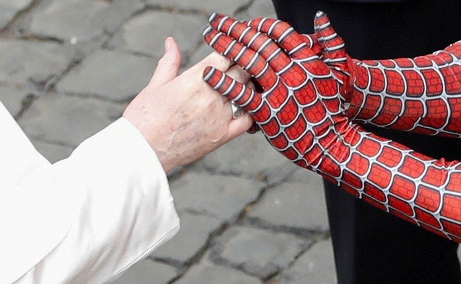 PAPA FRANCESCO INCONTRA L'UOMO RAGNO CHE FA SORRIDERE I BAMBINI MALATI