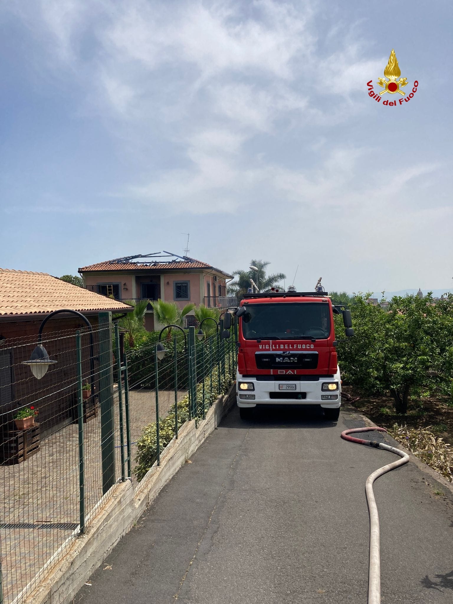 MISTERBIANCO  PRENDONO FUOCO I PANNELLI FOTOVOLTAICI SUL TETTO: TANTA PAURA, NESSUN FERITO