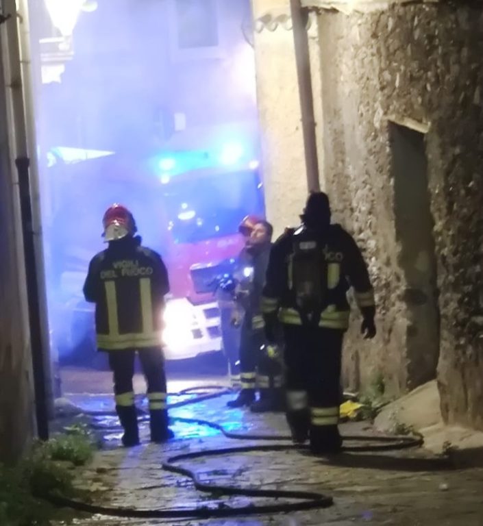 INCENDIO IN UN GARAGE A PATERNO' IERI SERA