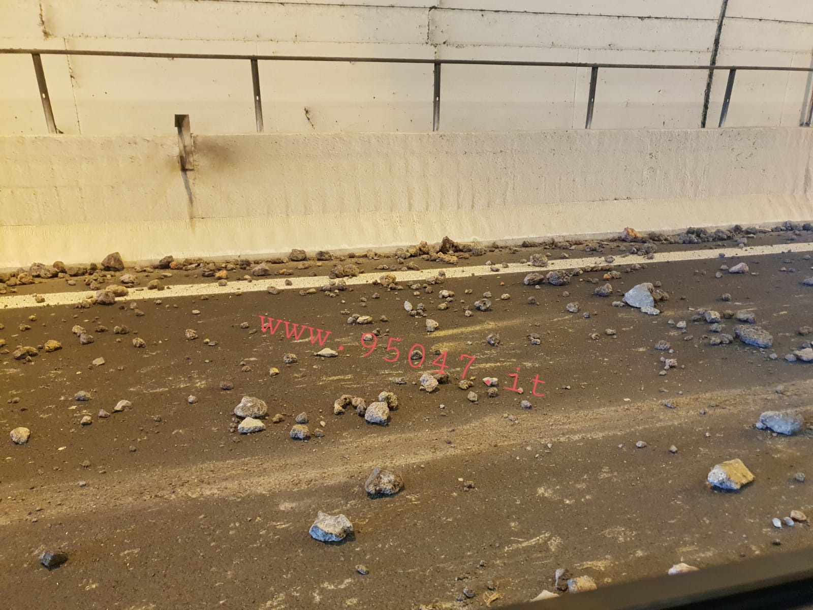 TIR PERDE CARICO DI PETRE LUNGO LA CATANIA SIRACUSA, TRATTO CHIUSO E DECINE DI AUTO CON LE GOMME BUCATE