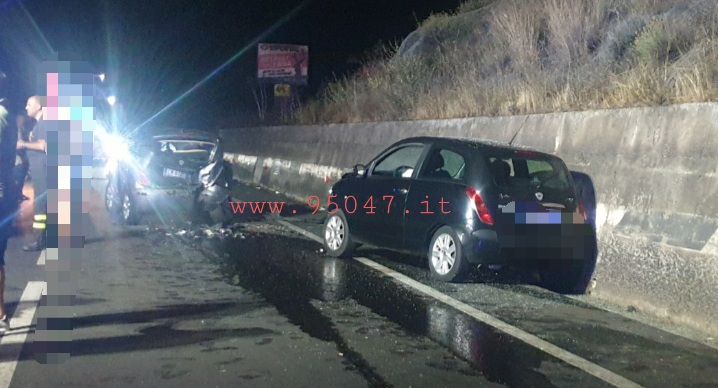 GRAVE INCIDENTE NELLA NOTTE A SCALILLI SULLA SS284, TRE AUTO COINVOLTE, UNA SI RIBALTA