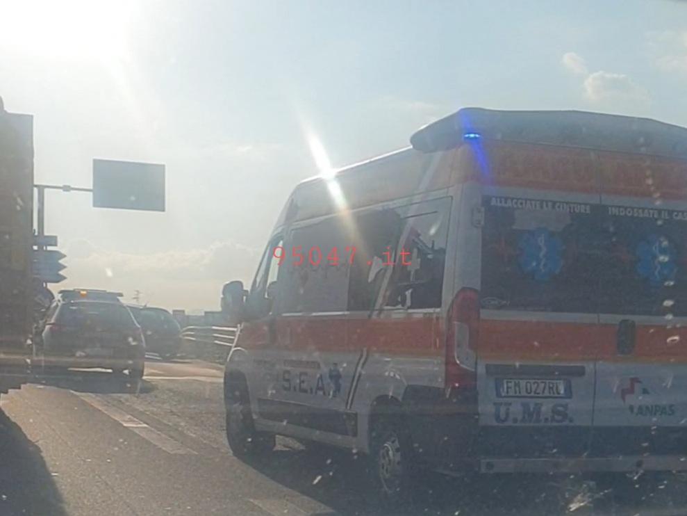 AUTO CONTRO GUARDRAIL SULLA SS121 NELLO SVINCOLO VALCORRENTE, TRE FERITI