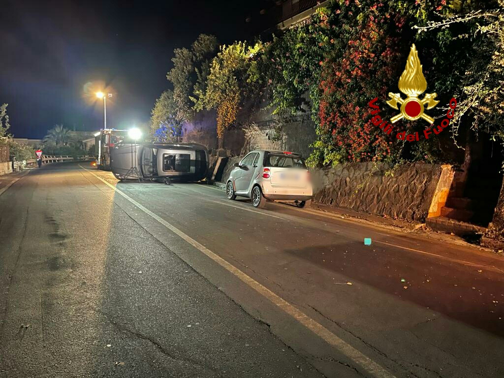 INCIDENTE STRADALE SULLA SS114 TRA ACITREZZA ED ACIREALE NELLA NOTTE, 6 FERITI