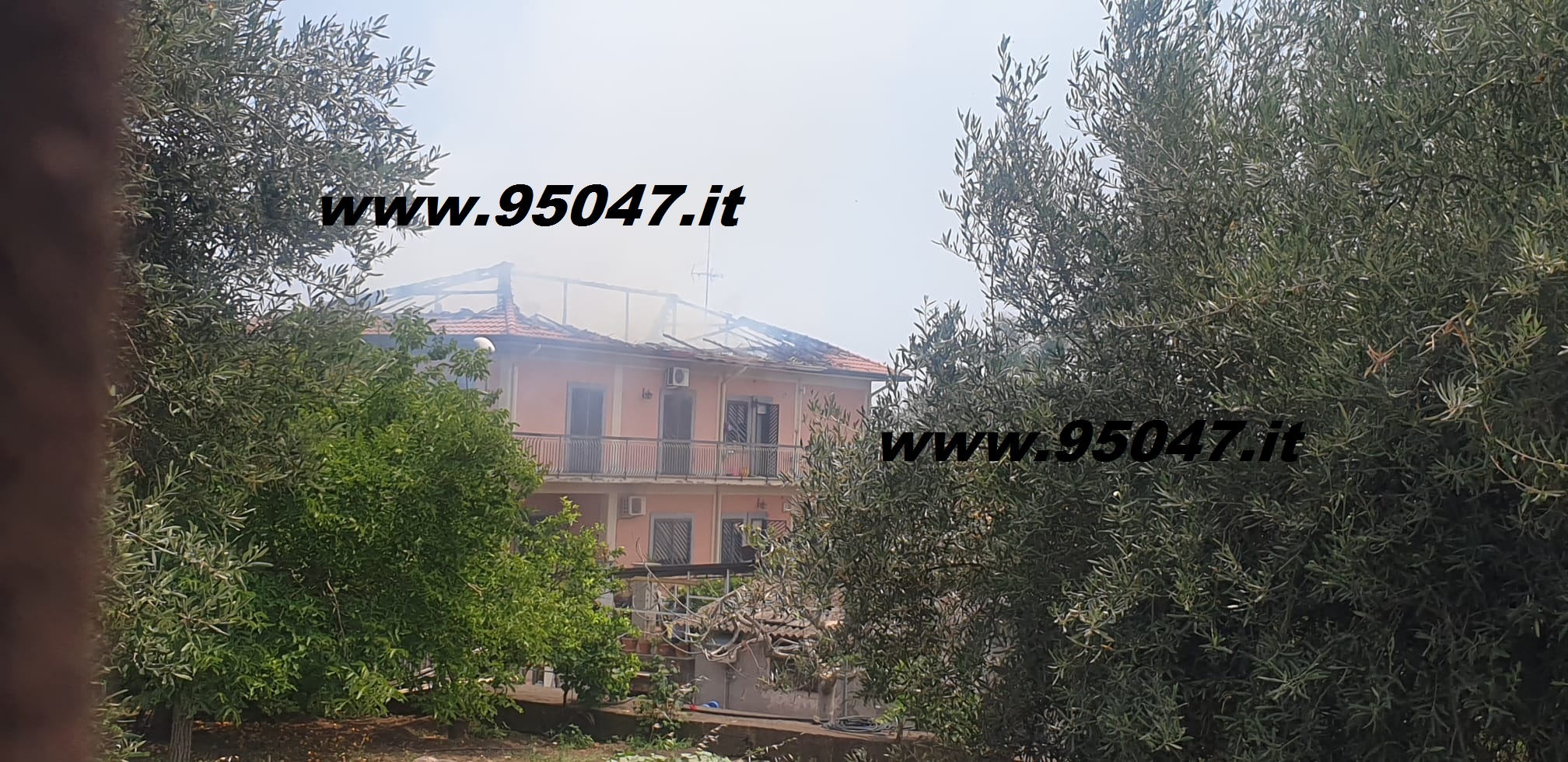 MISTERBIANCO  PRENDONO FUOCO I PANNELLI FOTOVOLTAICI SUL TETTO: TANTA PAURA, NESSUN FERITO