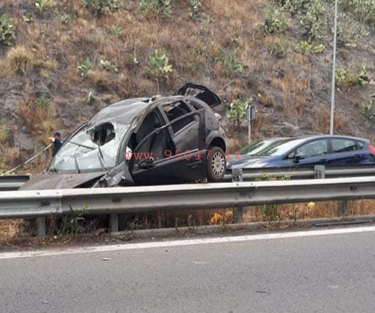 GRAVE INCIDENTE SULLA TANGENZIALE DI CATANIA, AUTO FINISCE IN BILICO SUL GUARD RAIL