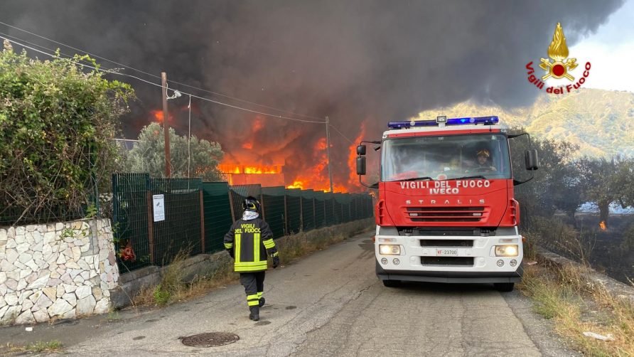 DEPOSITO DI PLASTICA IN FIAMME, UNA NUBE TOSSICA MINACCIA I COMUNI DELL’ALCANTARA