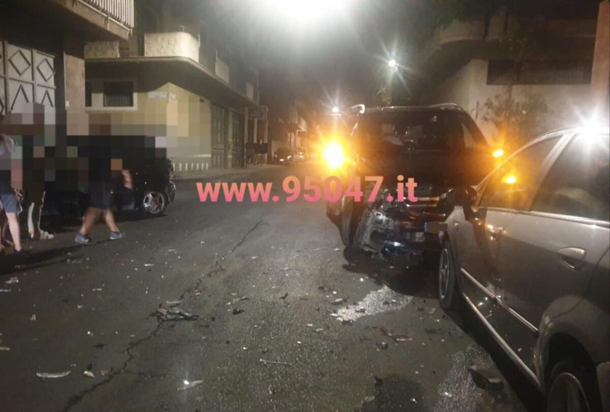 PATERNÒ: SCONTRO TRA DUE AUTO IN VIA ESTONIA IERI SERA: UNA FINISCE SULLE MACCHINE IN SOSTA - 