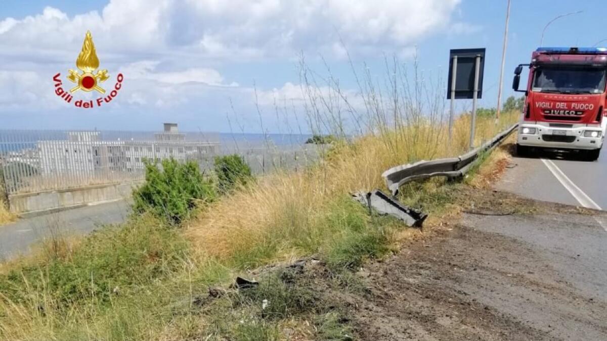 INCIDENTE SULL'A20 MESSINA-PALERMO. AUTO GIÙ DAL VIADOTTO, ILLESO IL CONDUCENTE - 