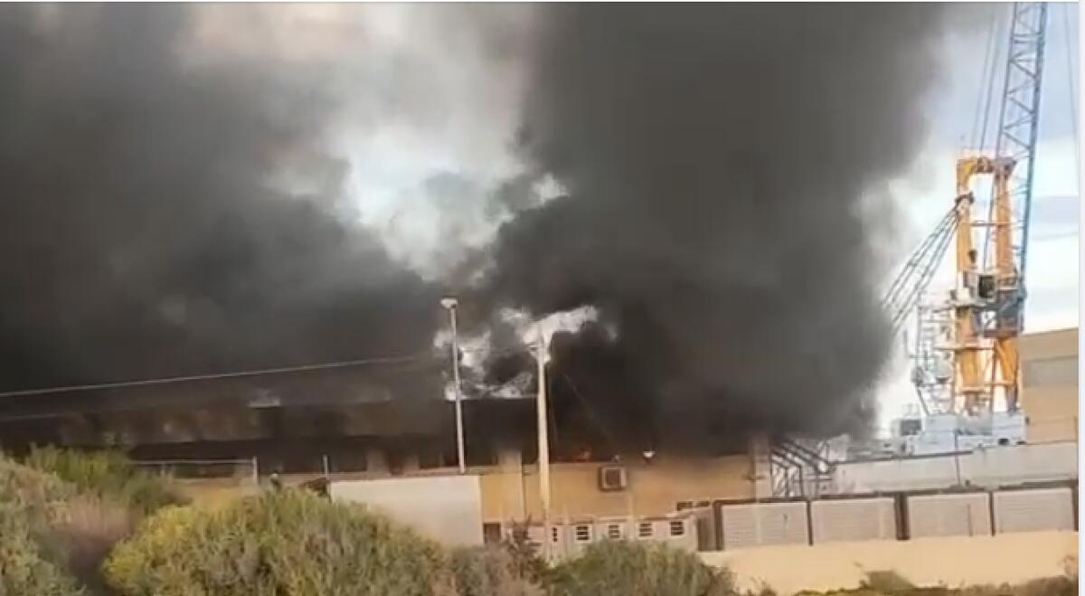 MIGRANTI, INCENDIO ALL'HOTSPOT DI POZZALLO - 