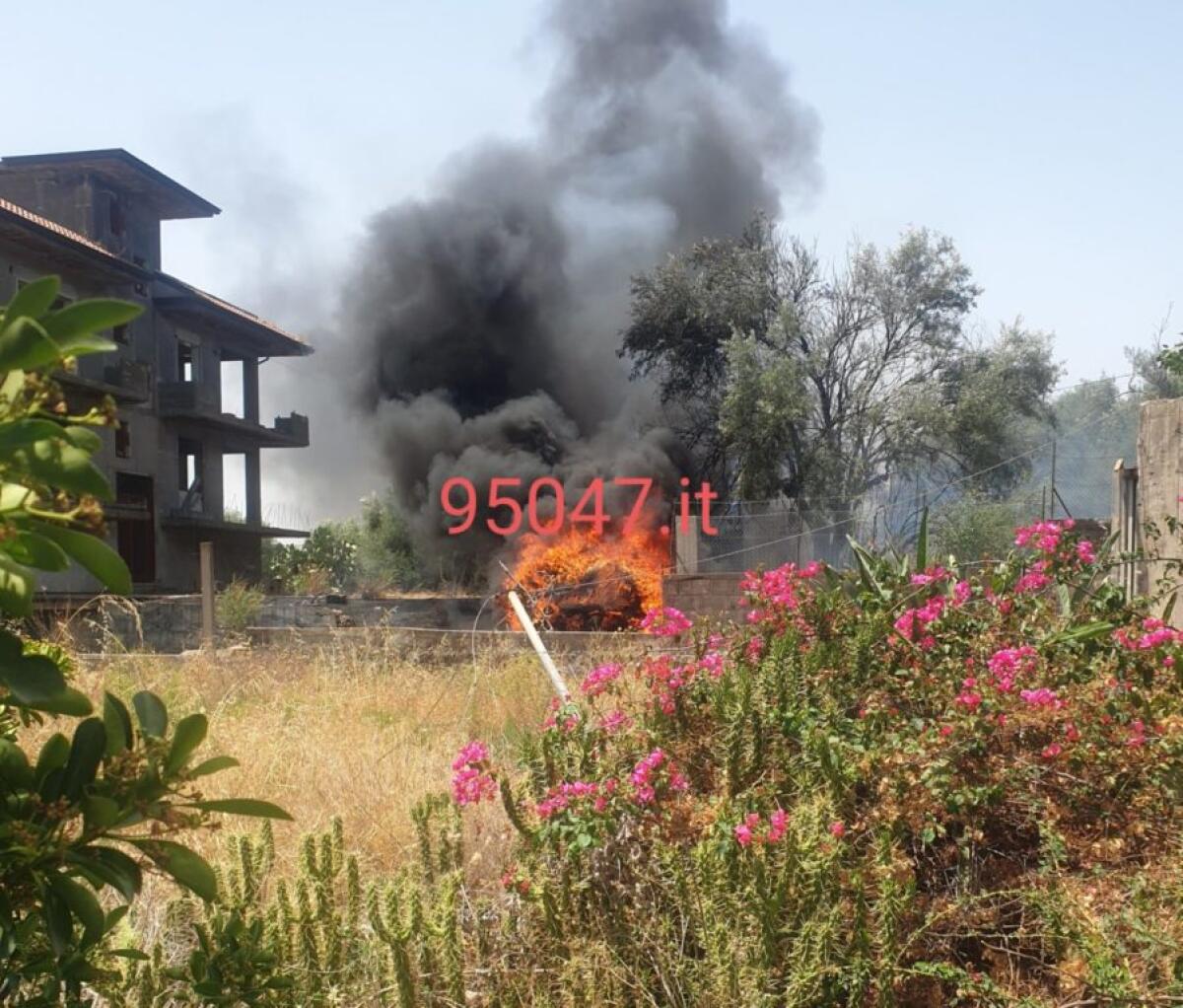 IN CORSO INCENDI DI STERPAGLIE E RIFIUTI, DENSA COLONNA DI FUMO NERO IN CIELO - 