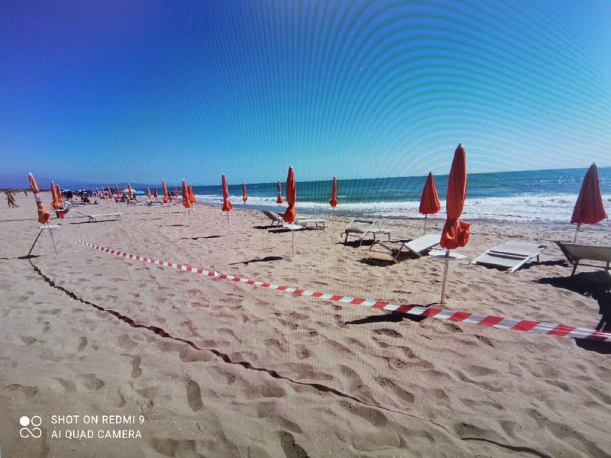 CATANIA: SEQUESTRATA STRUTTURA BALNEARE, TROVATE 30 POSTAZIONI CON LETTINI E OMBRELLONI - 