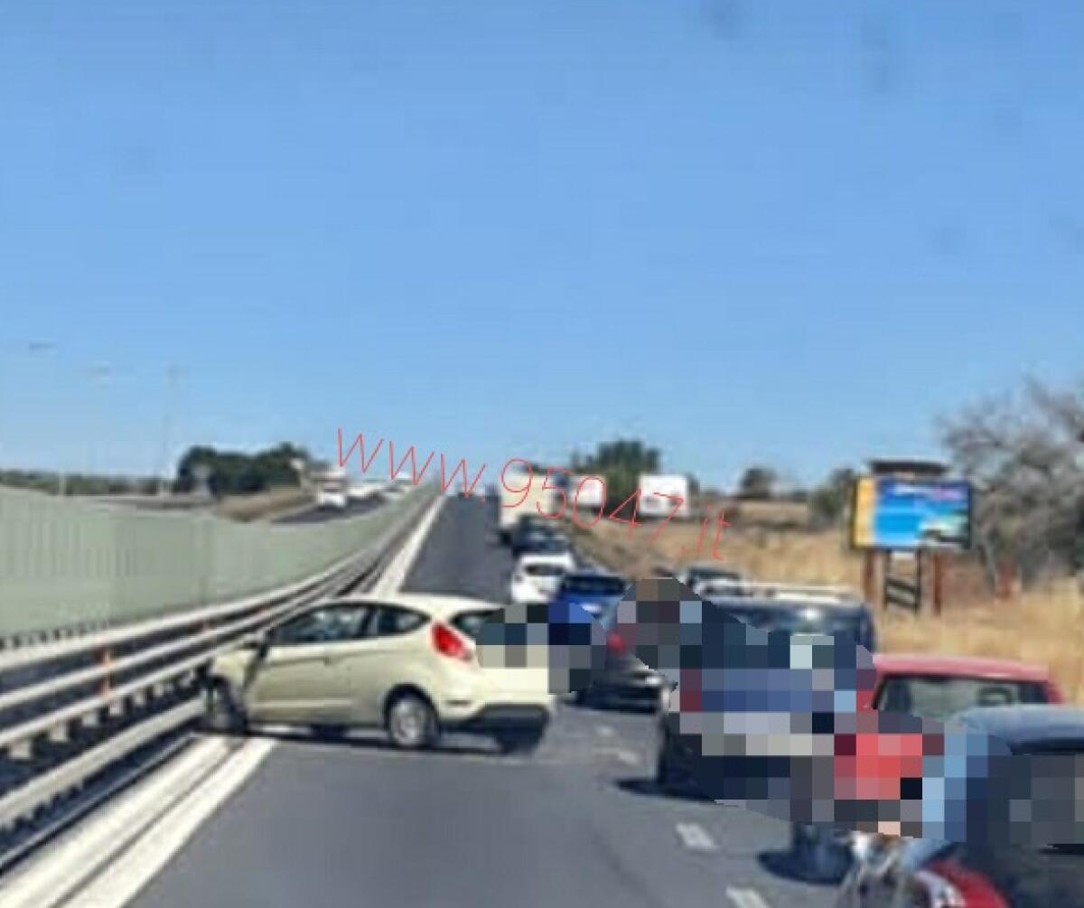 INCIDENTE: AUTO CONTRO GUARDRAIL SULLA SS121 - 