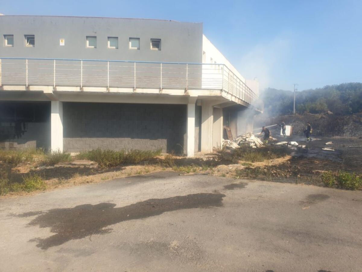 PATERNO’: AMPIO INCENDIO NEI PRESSI DELLA PISCINA, SUL POSTO I VIGILI DEL FUOCO - 