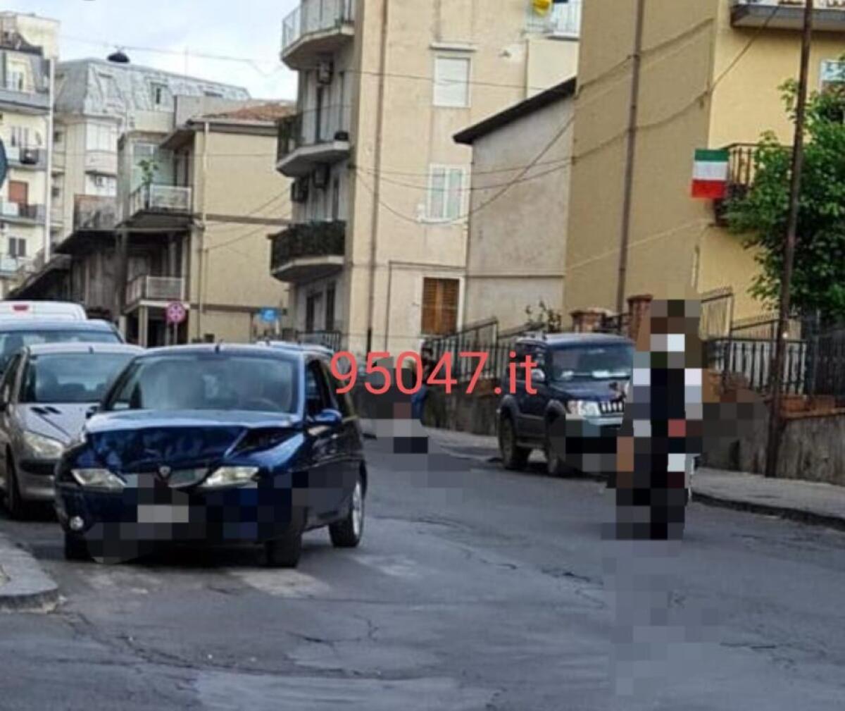 PATERNO': SCONTRO TRA DUE AUTO IN VIA EMANUELE BELLIA, FERITI - 