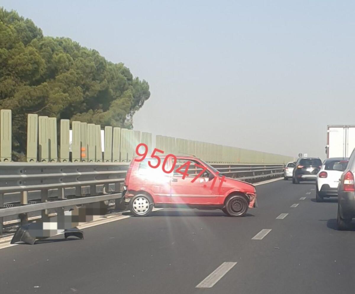 ABBANDONA L’AUTO IN CORSIA DI SORPASSO SULLA SS121 DOPO L’INCIDENTE - 