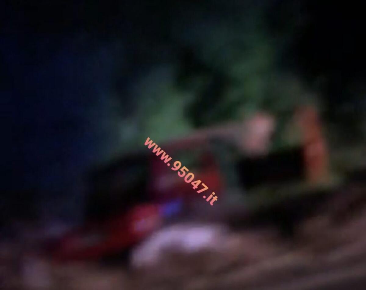 GRAVE INCIDENTE IERI SERA SULLA SS121 , AUTO FUORI STRADA FINISCE CONTRO UN ALBERO - 