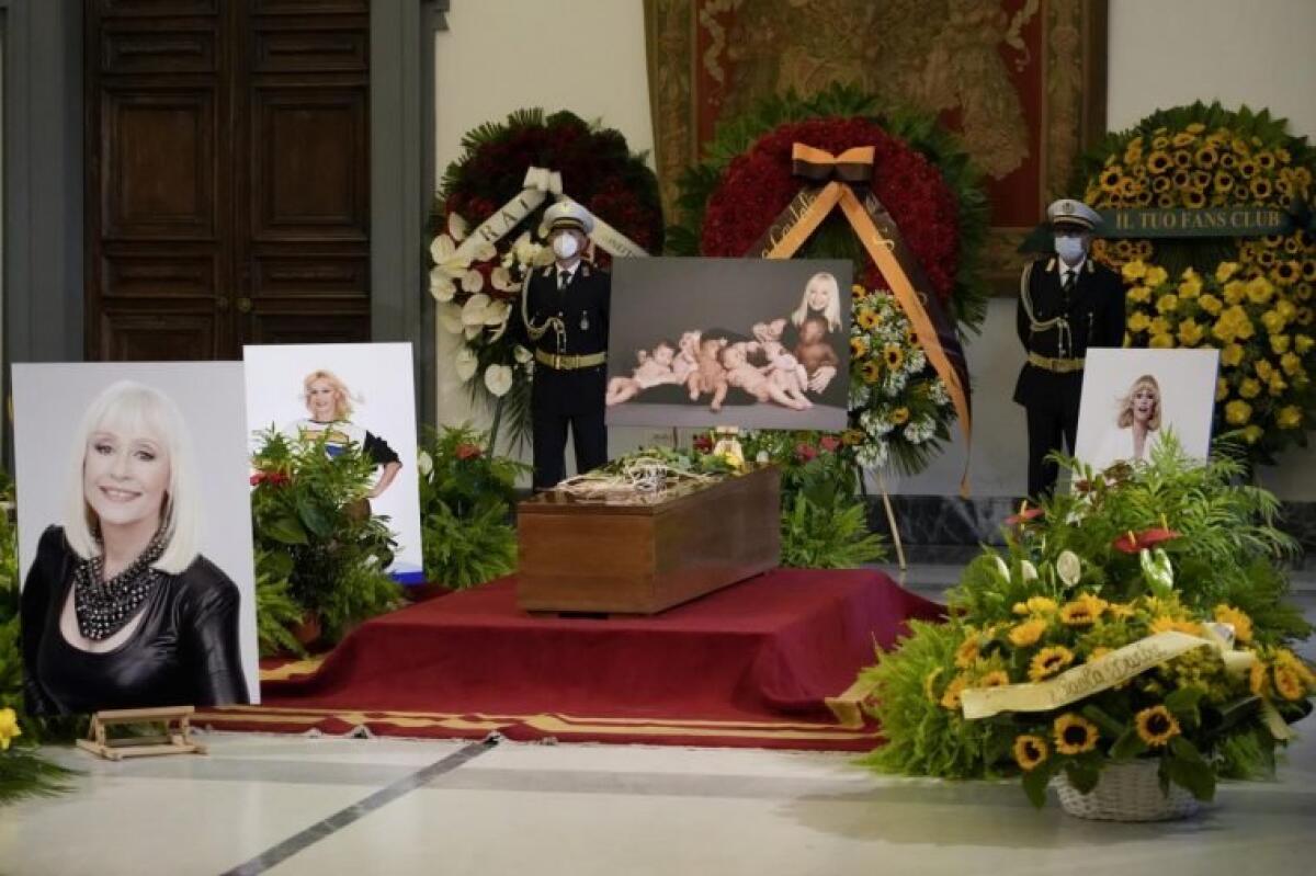 LA CAPITALE ABBRACCIA RAFFAELLA CARRÀ.  IL LUNGO CORTEO PER LE VIE DI ROMA. OGGI E DOMANI LA CAMERA ARDENTE AL CAMPIDOGLIO - 