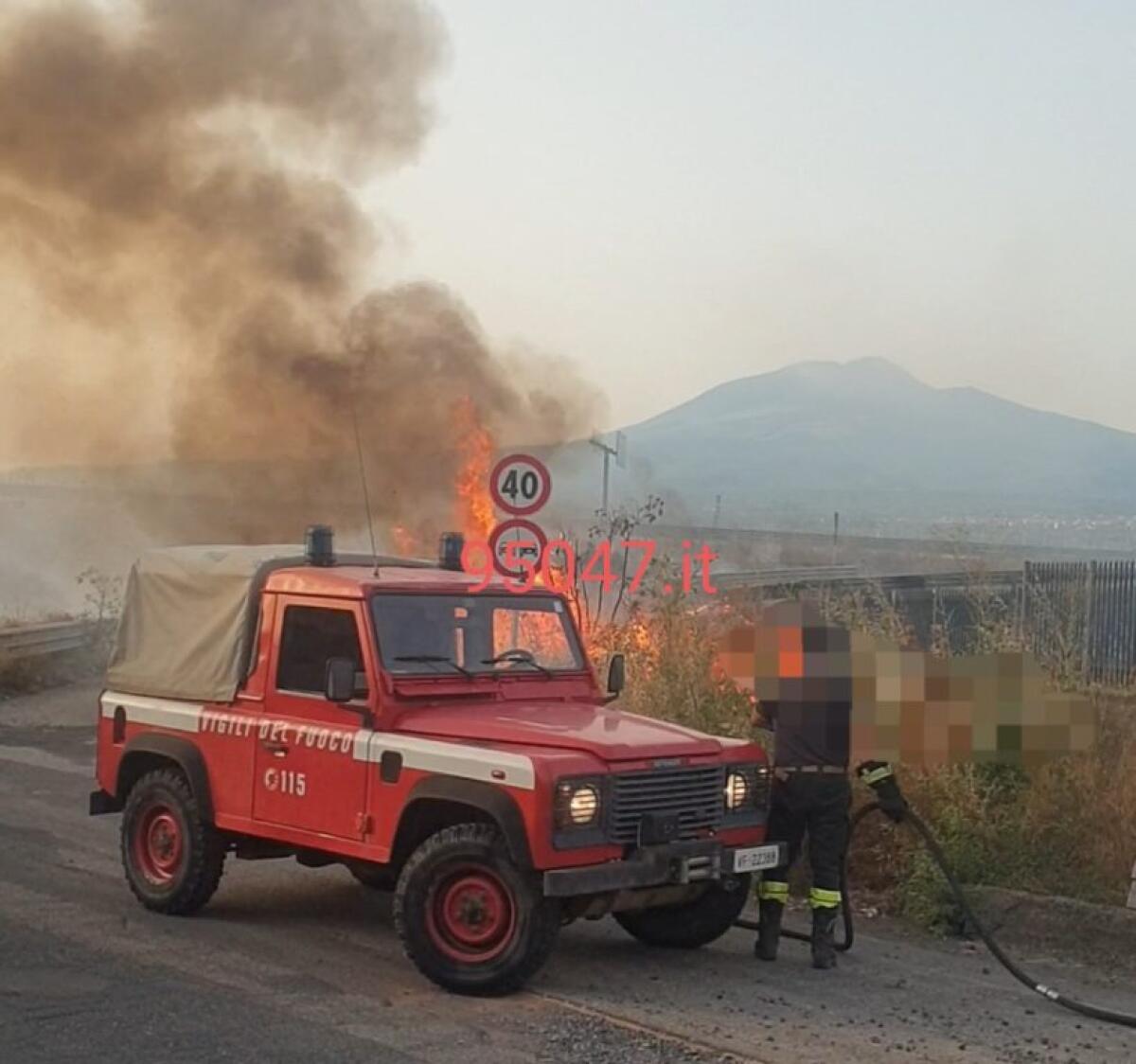 ENNESIMO INCENDIO STERPAGLIE, FUOCO NEI PRESSI DELLO SVINCOLO VALCORRENTE - 