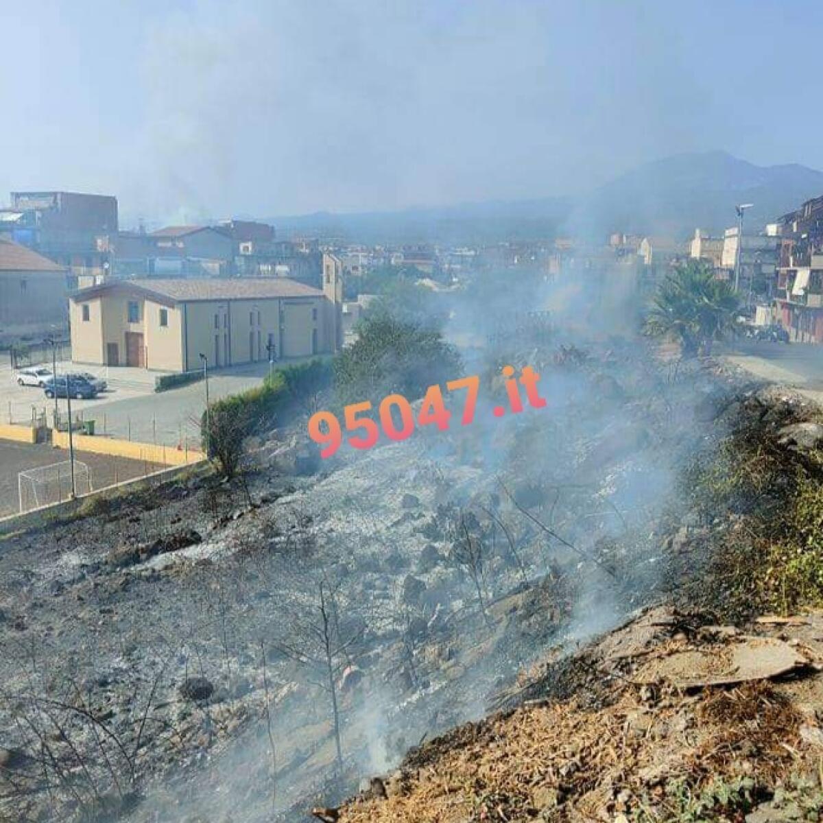 PATERNO’:  INCENDIO STERPAGLIE IN ZONA SCALA VECCHIA, VICINO ALLE CASE - 