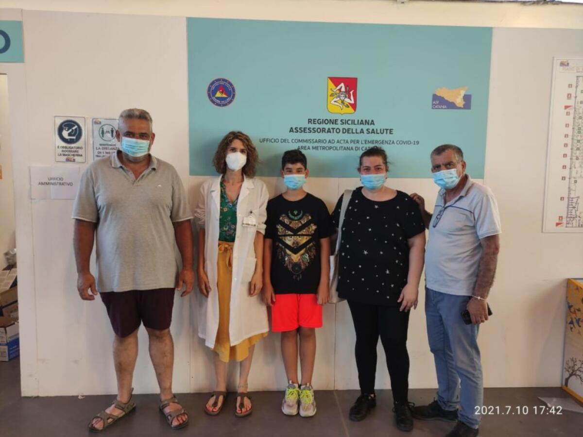 "PRIMA IL VACCINO, POI IL MARE". PAPÀ, MAMMA E FIGLIO DODICENNE ALL'HUB DI SAN GIUSEPPE LA RENA PER IL VACCINO - 