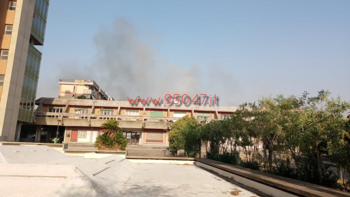 PATERNO': INCENDIO DI STERPAGLIE TRA CORSO DEL POPOLO E VIALE DON ORIONE - 