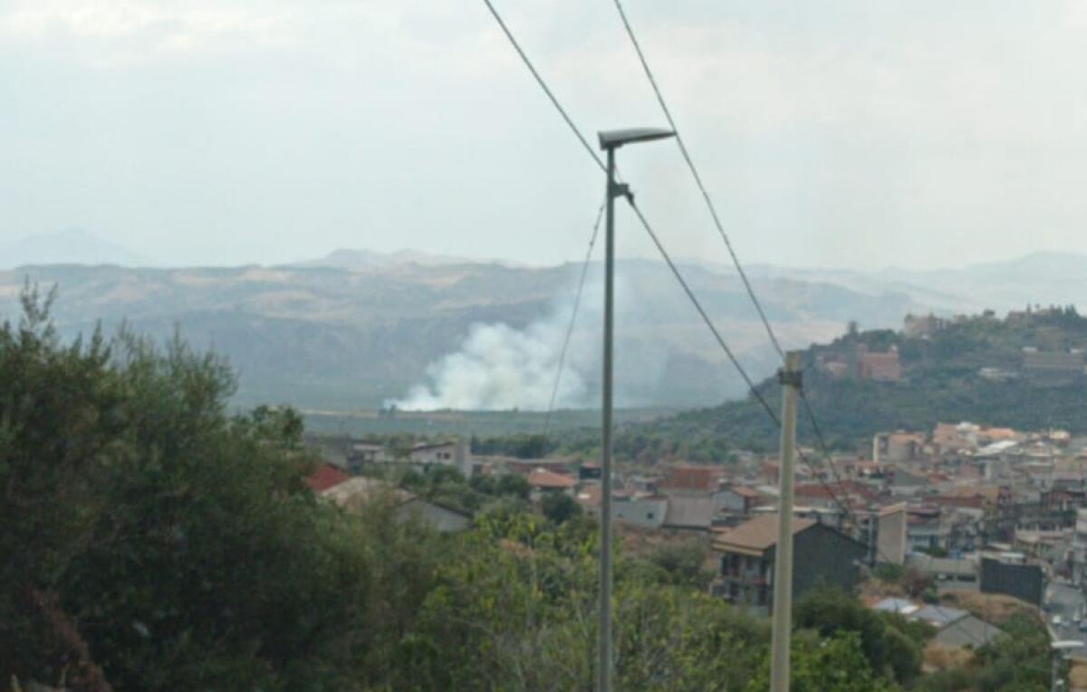PATERNÒ: ALTA COLONNA DI FUMO PER INCENDIO STERPAGLIE IN ZONA PONTE BARCA - 
