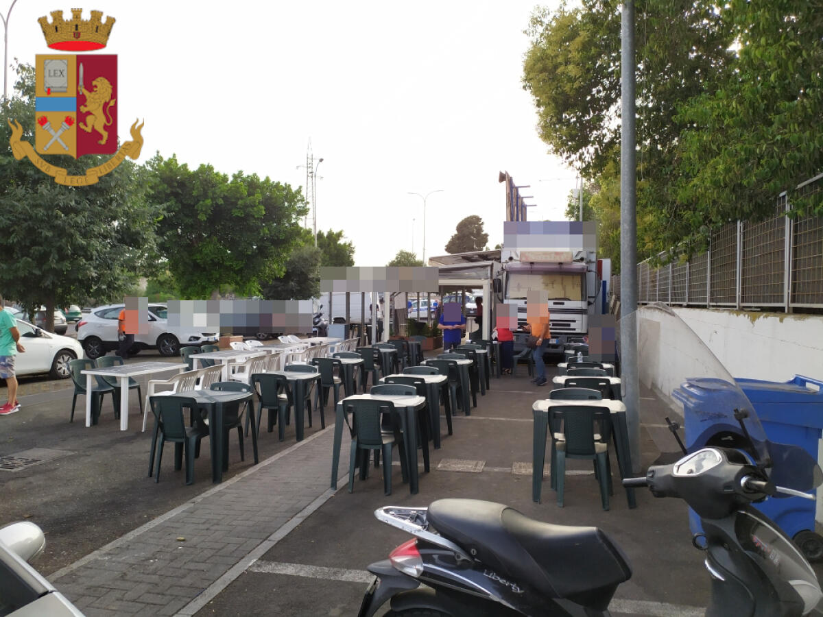 CATANIA: CAMION DI PANINI E TAVOLINI AD OCCUPARE IL PARCHEGGIO AMT, DENUNCIATO - 