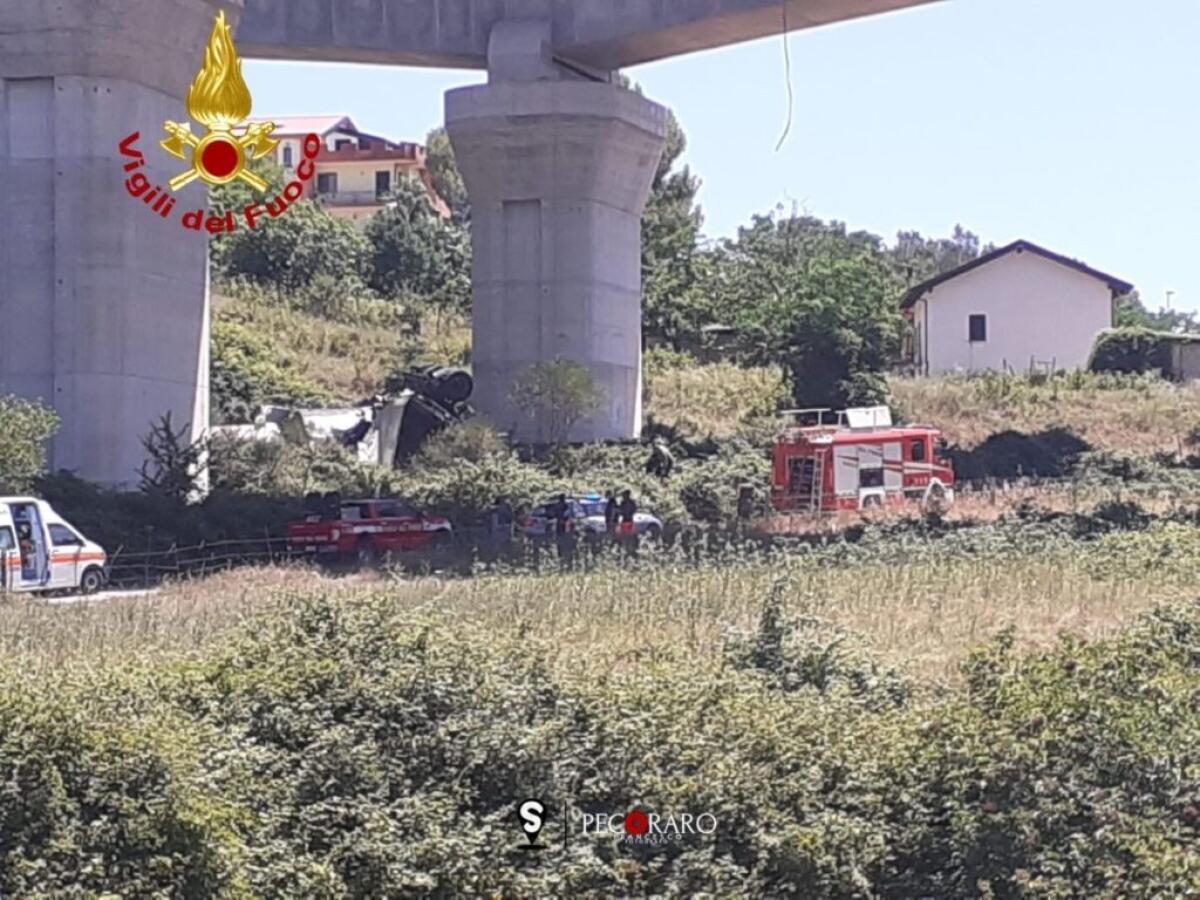 TIR PRECIPITA DA VIADOTTO SULL’AUTOSTRADA SALERNO-REGGIO CALABRIA: DUE MORTI - 