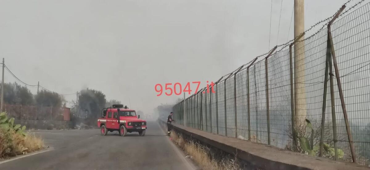 INCENDIO STERPAGLIE TRA PATERNÒ E BELPASSO, SUL POSTO L'ELICOTTERO DELLA FORESTALE - 