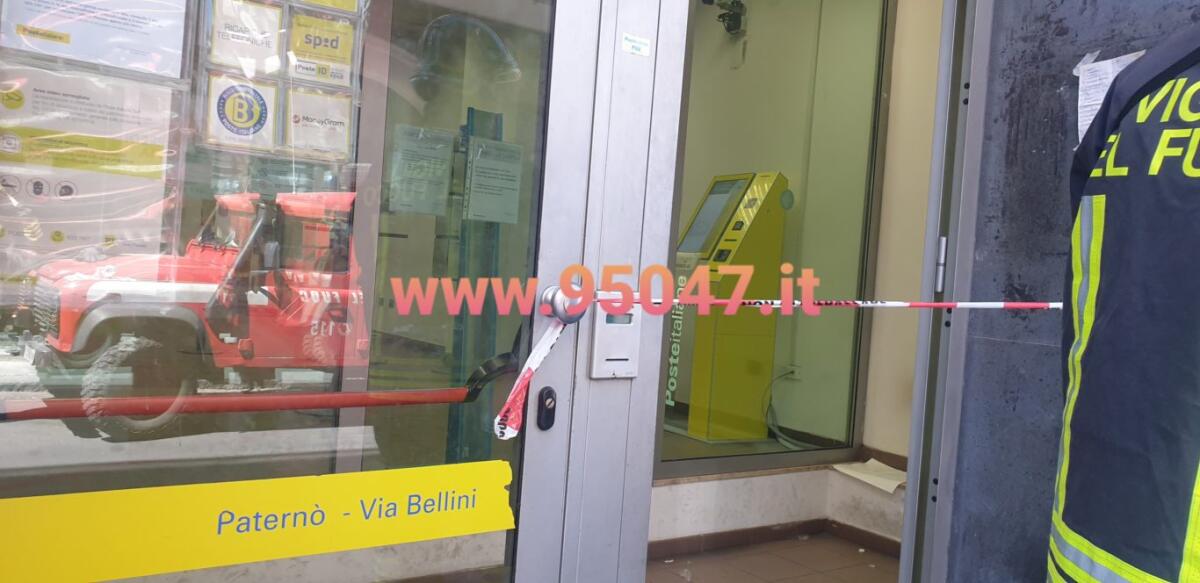 PATERNO’: UOMO ENTRA IN FILIALE DELLE POSTE E BUTTA BENZINA, PRESO DAI CARABINIERI, SUL POSTO ANCHE VVF E 118. - 
