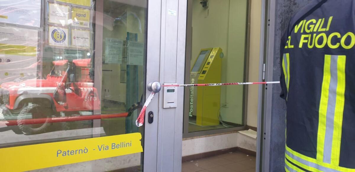 PATERNO’: UOMO ENTRA IN FILIALE DELLE POSTE E BUTTA BENZINA, PRESO DAI CARABINIERI, SUL POSTO ANCHE VVF E 118. - 