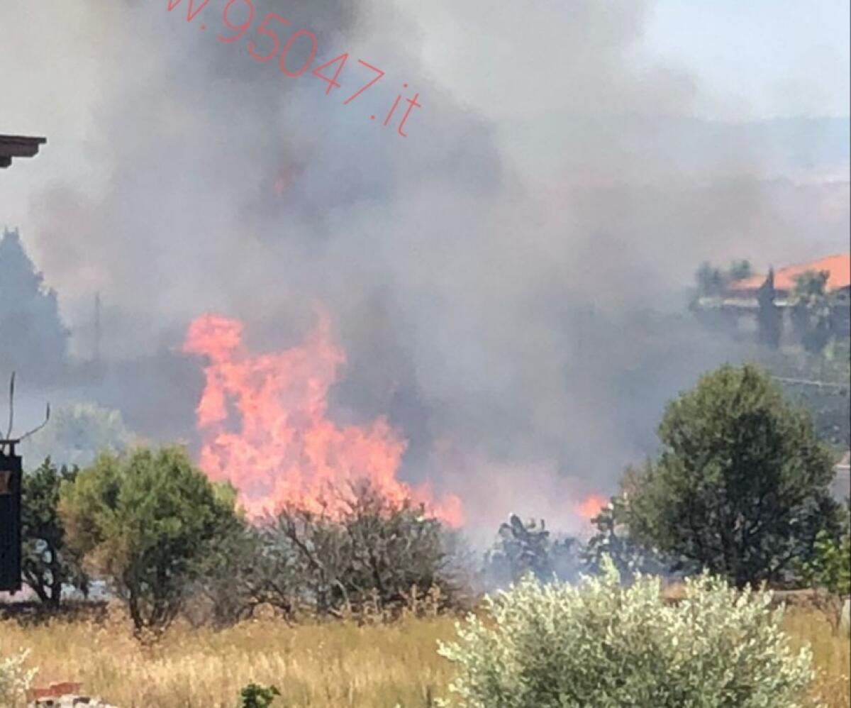 INCENDIO STERPAGLIE IN CONTRADA PALAZZOLO - 