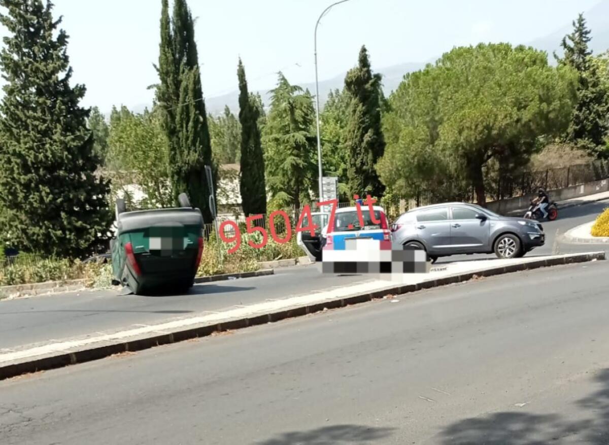 PATERNO’: SCONTRO CON RIBALTAMENTO IN VIA CONVENTO, DUE FERITI - 