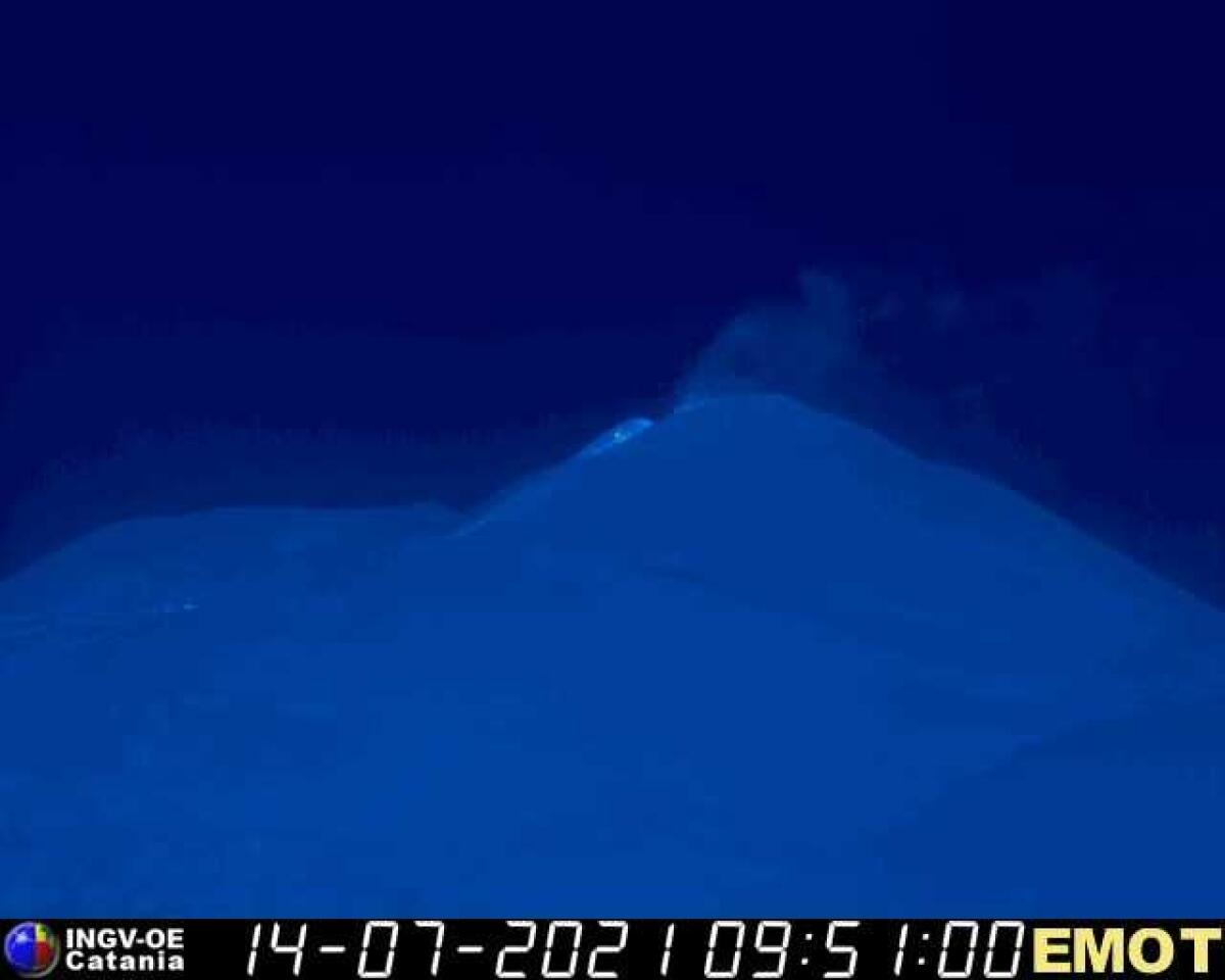 L'ETNA TORNA A FARSI SENTIRE, RIPRESA L'ATTIVITÀ STROMBOLIANA DAL CRATERE DI SUD-EST - 