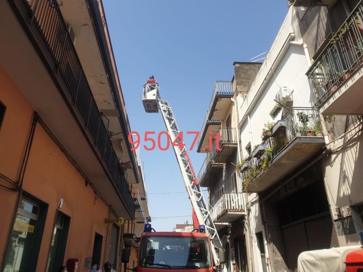 PATERNÒ, CADONO CALCINACCI IN VIA BELLINI INTERVENGONO I VIGILI DEL FUOCO - 