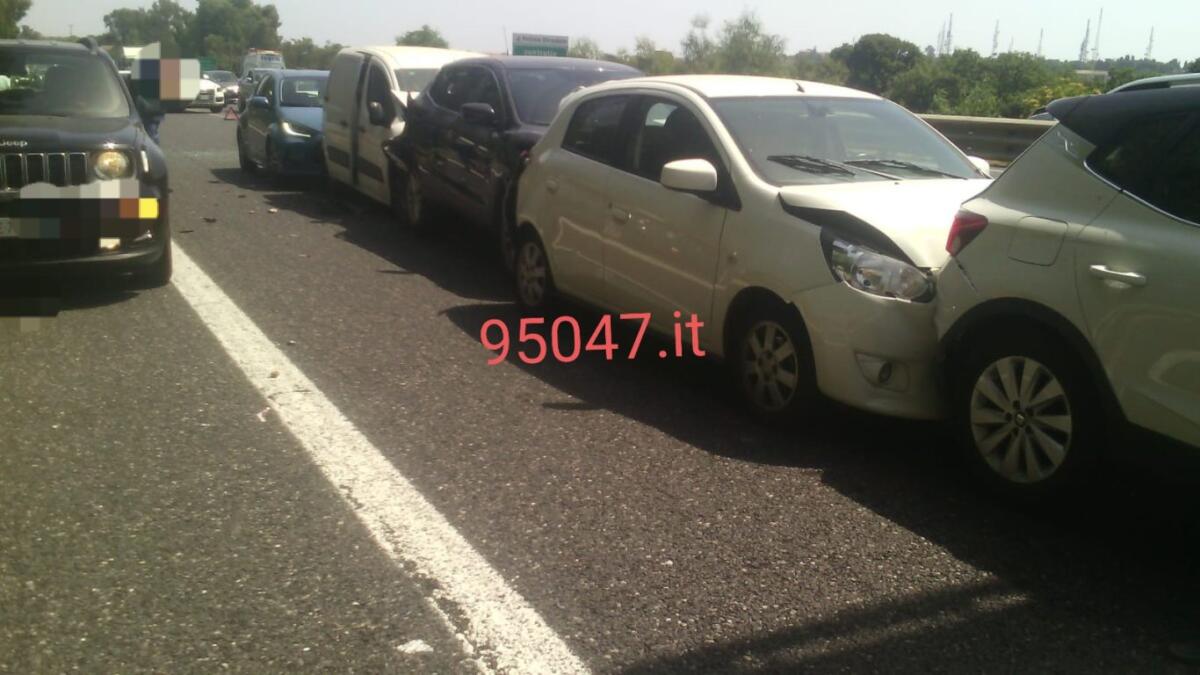 MAXI TAMPONAMENTO SULL'A18 , 5 AUTO COINVOLTE - 